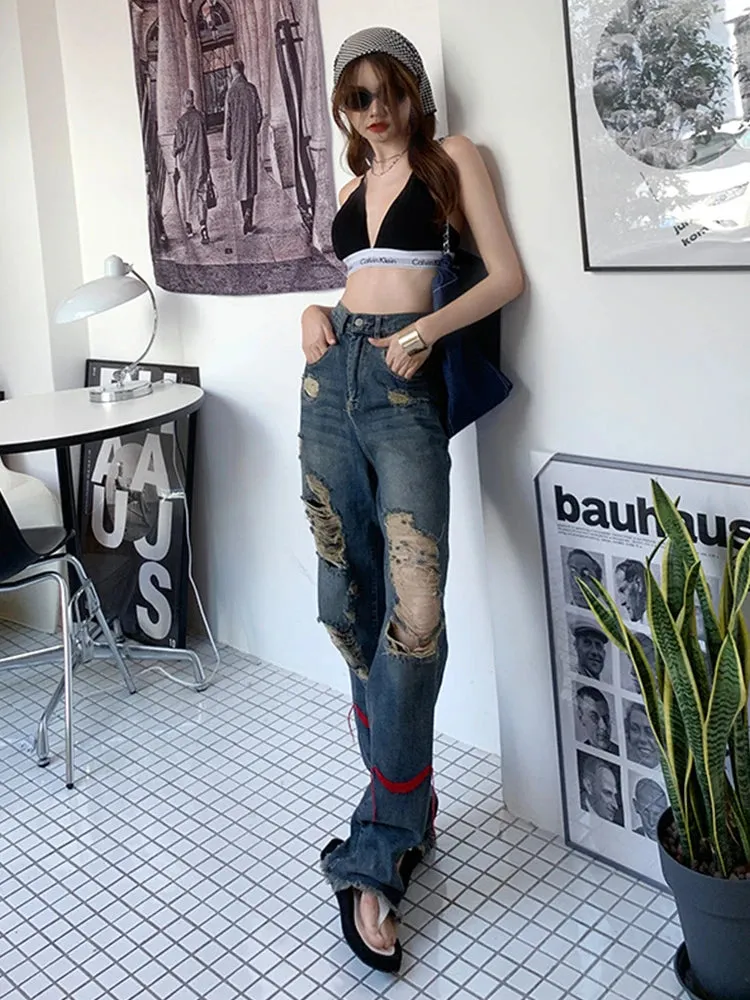 Grunge-Jean im Distressed-Look mit roten Akzenten