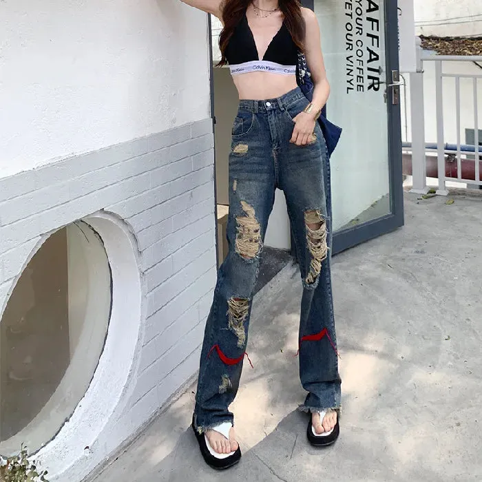 Grunge-Jean im Distressed-Look mit roten Akzenten